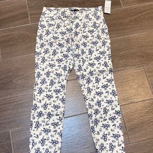 Signature Studio Blue/White Floral Jean Pants Size: 10
